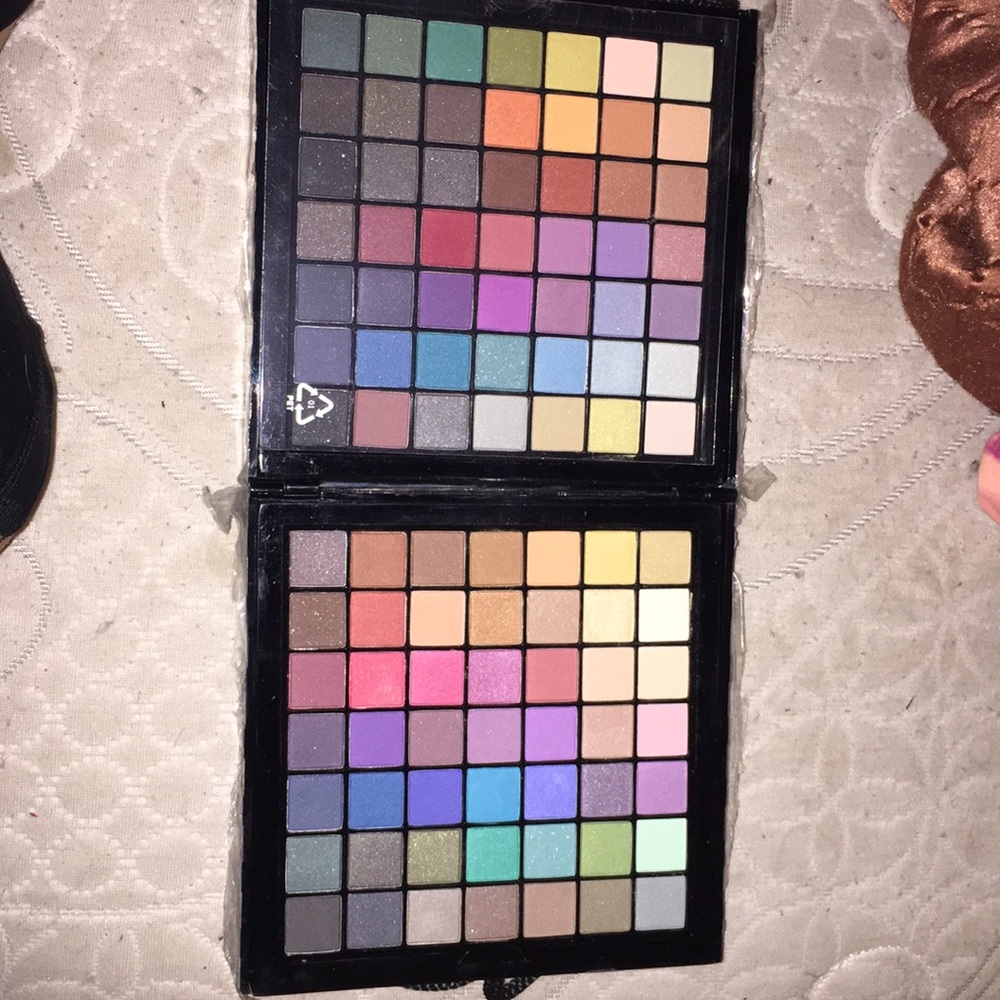 Wet N Wild Limited Edition Jet-set Makeup Palette